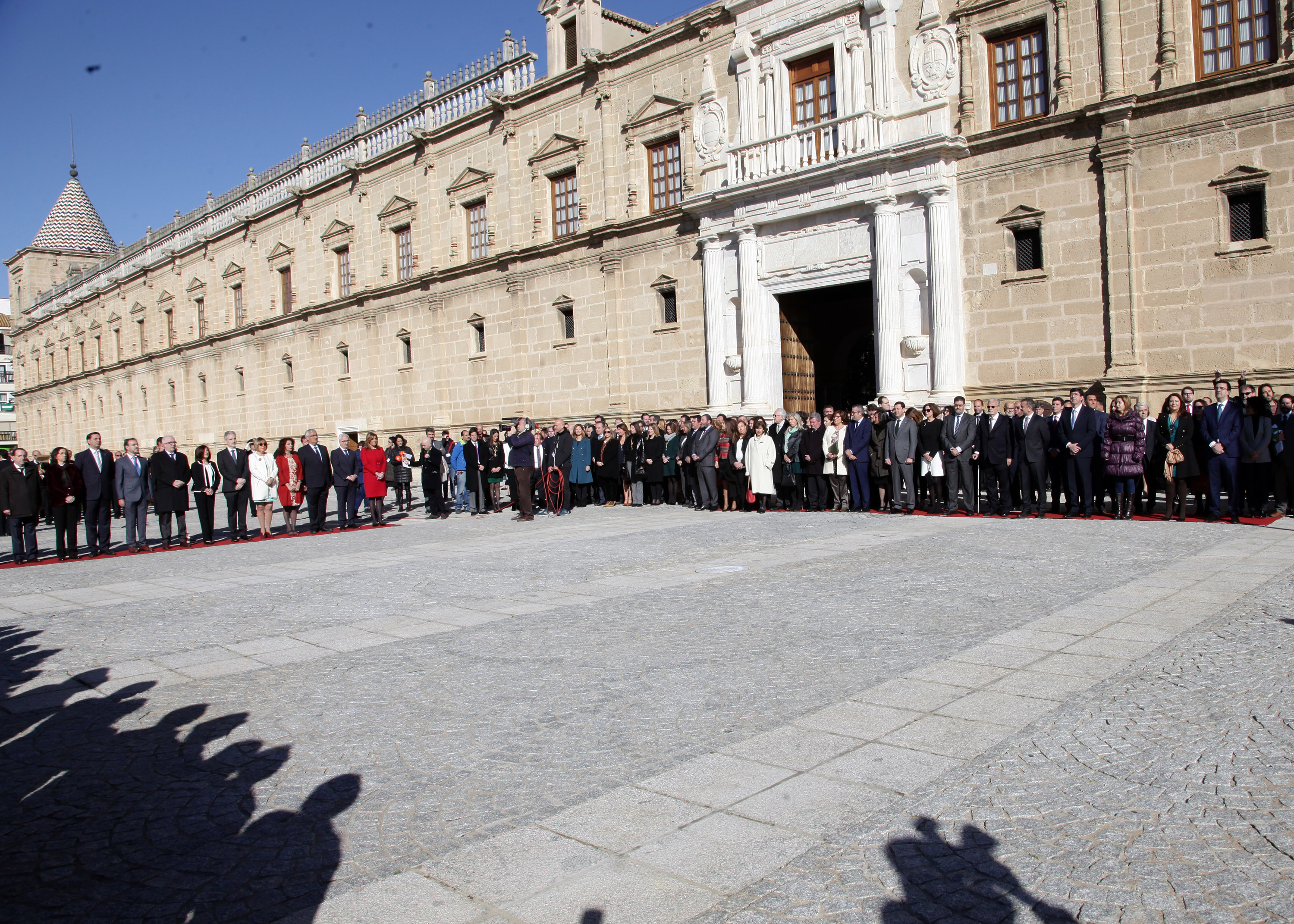 El Consejo de Gobierno, los diputados del Parlamento y otras autoridades, durante la interpretacin del himno ante la fachada del Parlamento
