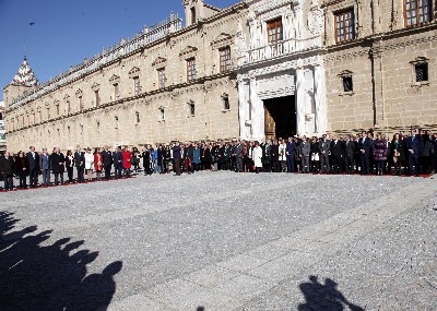 El Consejo de Gobierno, los diputados del Parlamento y otras autoridades, durante la interpretacin del himno ante la fachada del Parlamento
