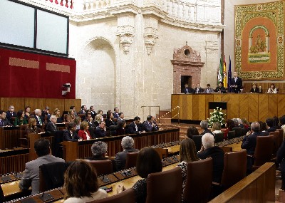 El Pleno asiste al discurso del presidente del Parlamento