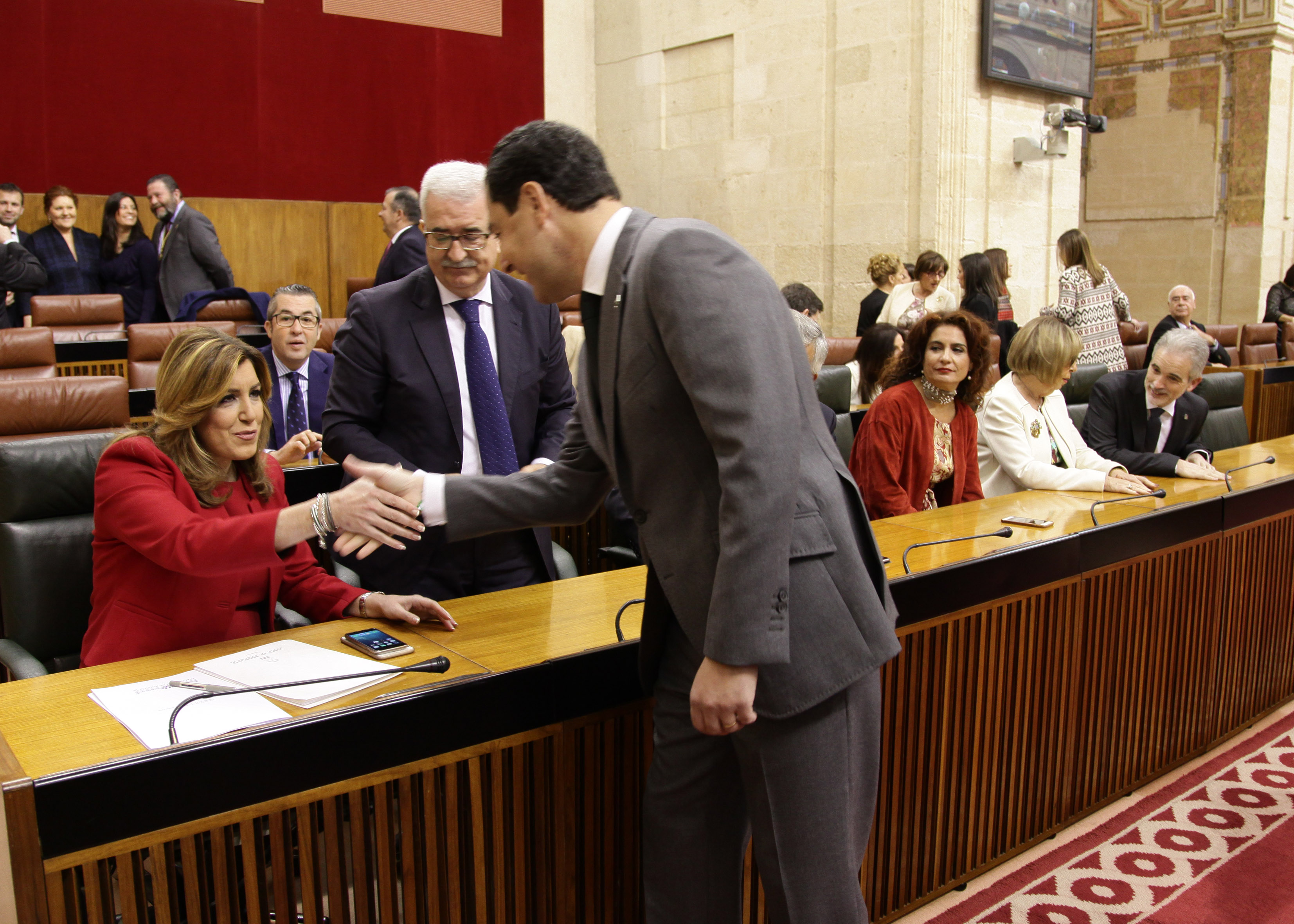 La presidenta de la Junta de Andaluca y el presidente del Grupo Popular se saludan a su llegada al Saln de Plenos