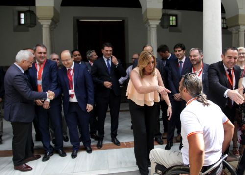 La presidenta de la Junta de Andaluca, Susana Daz, y los consejeros de Turismo y Deporte y Presidencia, saludan a deportistas, presidentes de clubs y representantes de federaciones deportivas que asistieron al debate de la Ley del Deporte