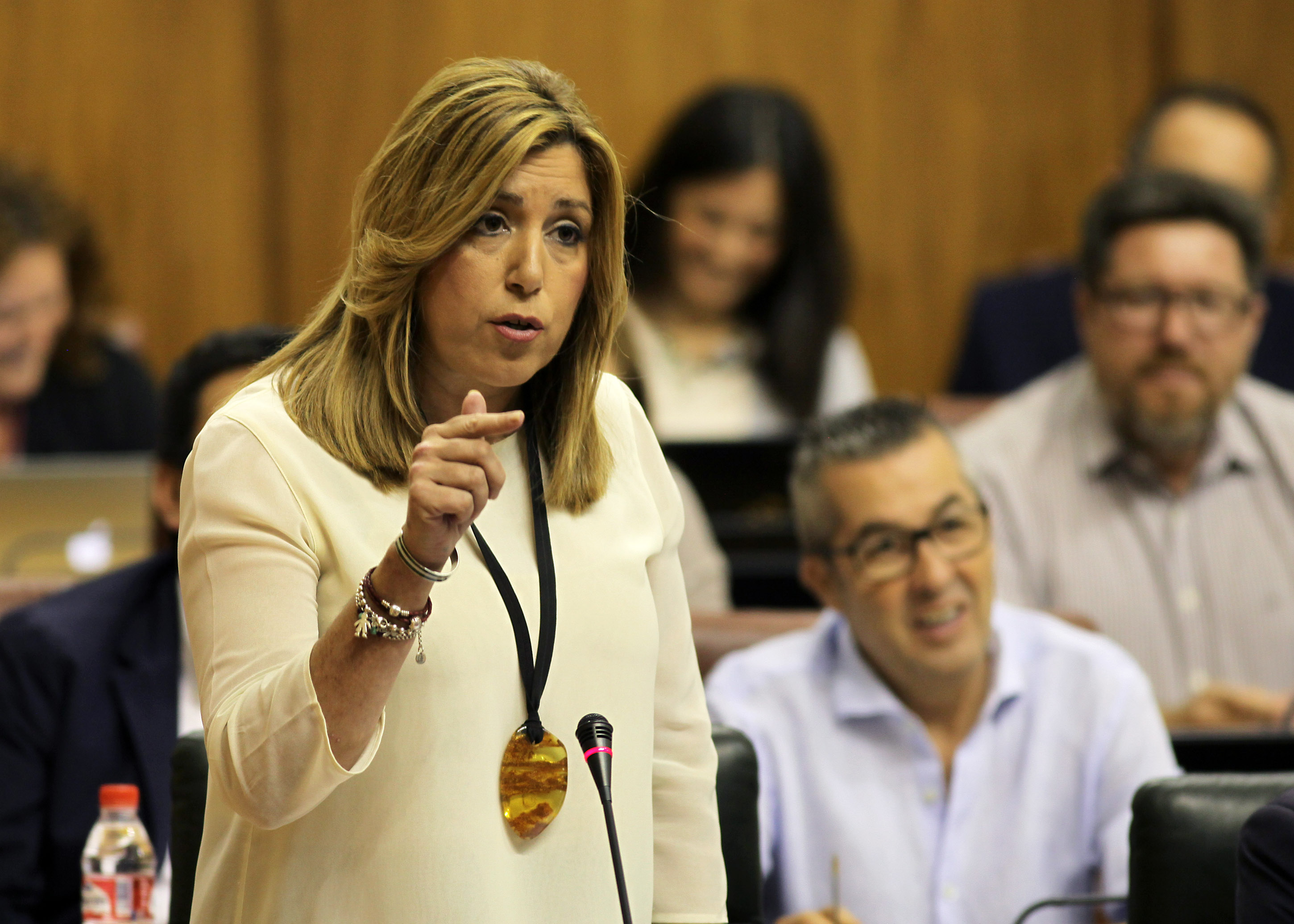 La presidenta de la Junta, Susana Daz, responde a las preguntas en la sesin de control