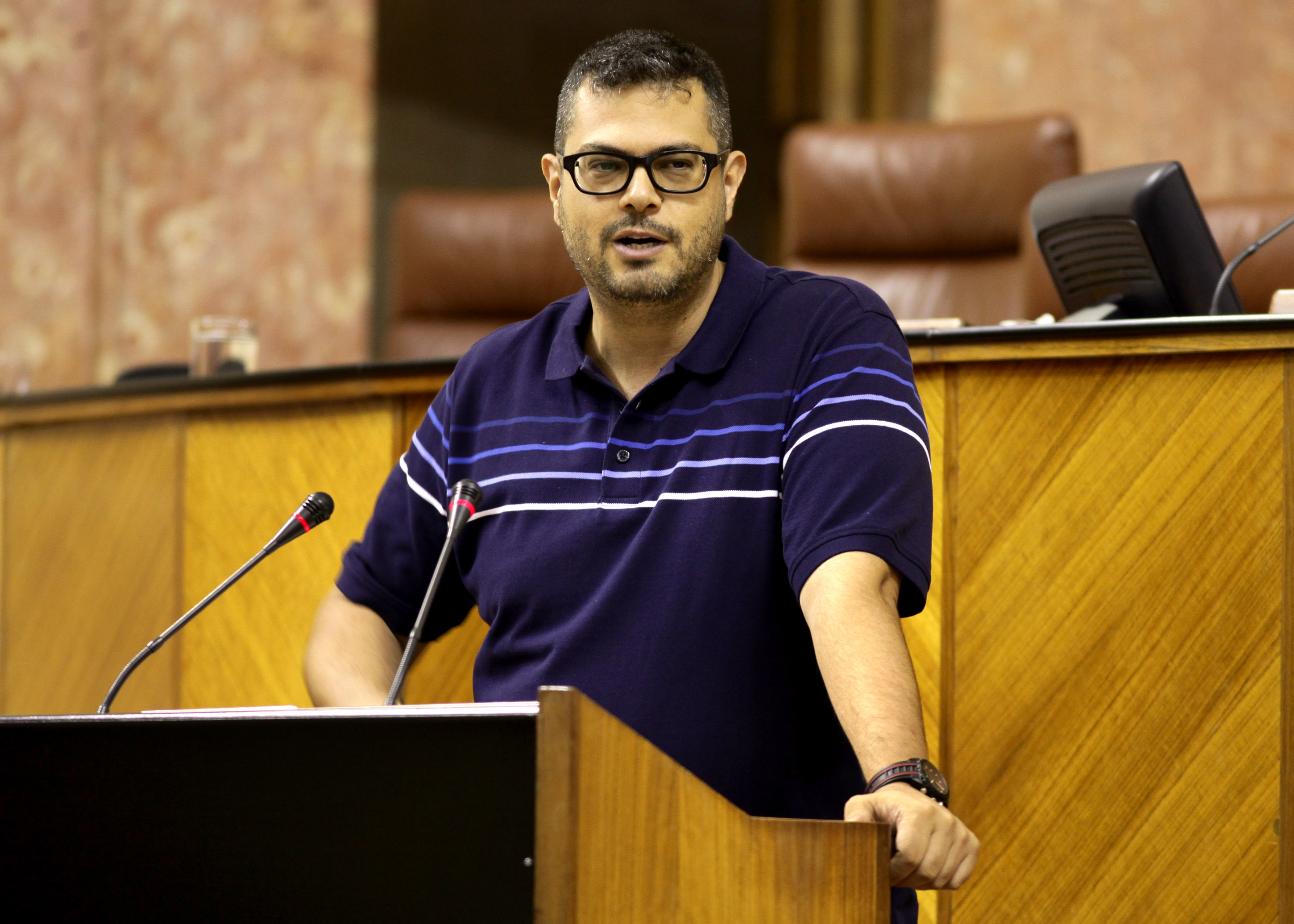 El diputado Gil de los Santos, del Grupo Podemos Andaluca, present la PNL que fue aprobada por unanimidad