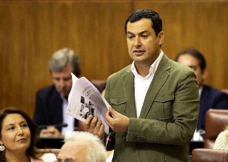 Juan Manuel Moreno, presidente del Grupo parlamentario Popular, se dirige a la presidenta de la Junta en el transcurso del Pleno