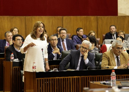 La presidenta de la Junta de Andalucía, Susana Díaz, responde a una pregunta planteada en la sesión de control