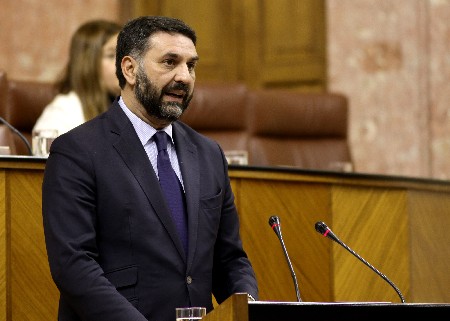 El consejero de Turismo, Javier Fernndez, durante su comparecencia