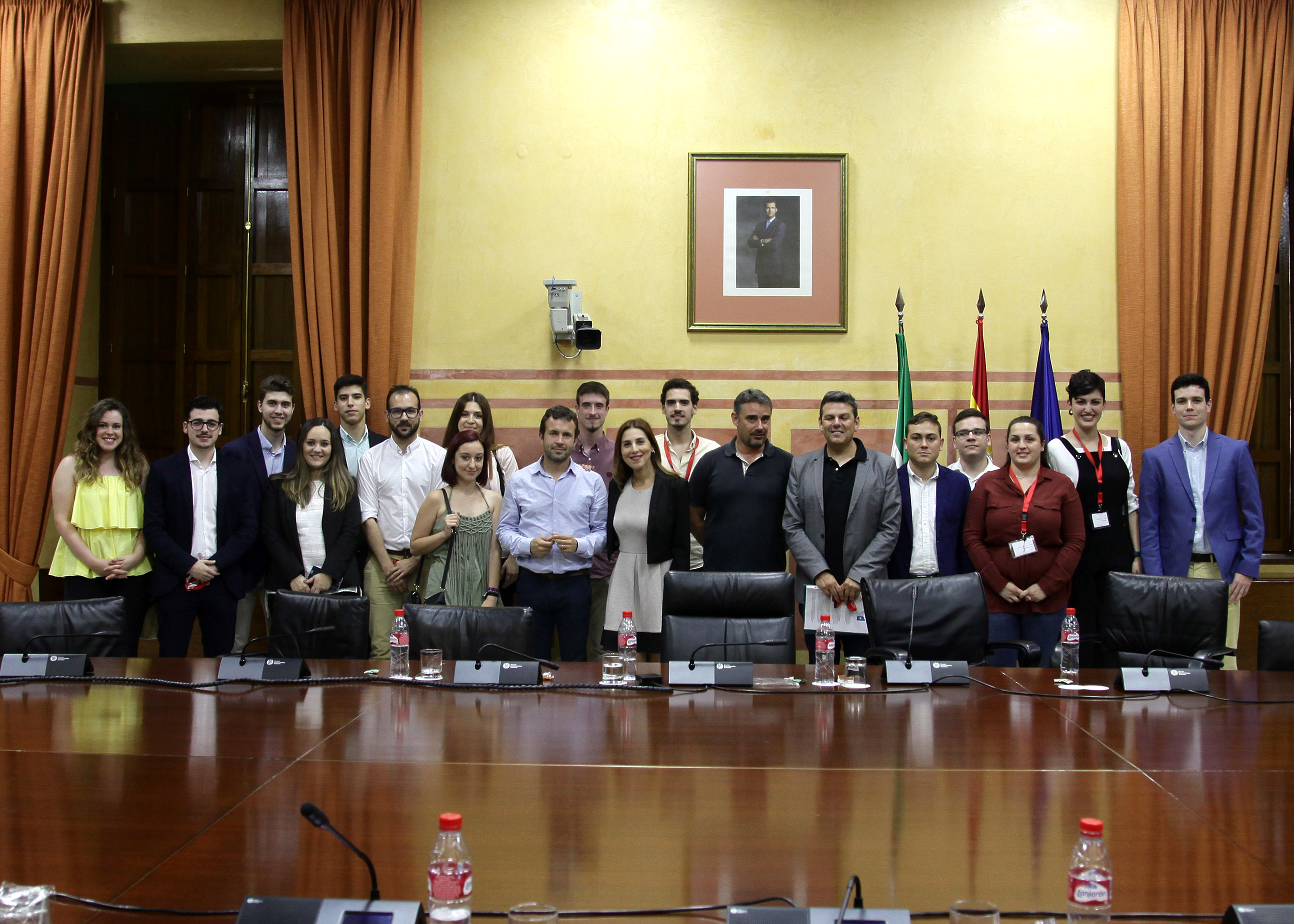 Foto de familia de la reunin celebrada en la cmara a la que asistieron todos los grupos parlamentarios