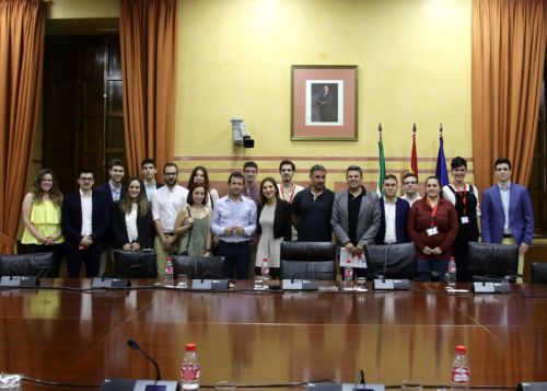 Foto de familia de la reunin celebrada en la cmara a la que asistieron todos los grupos parlamentarios