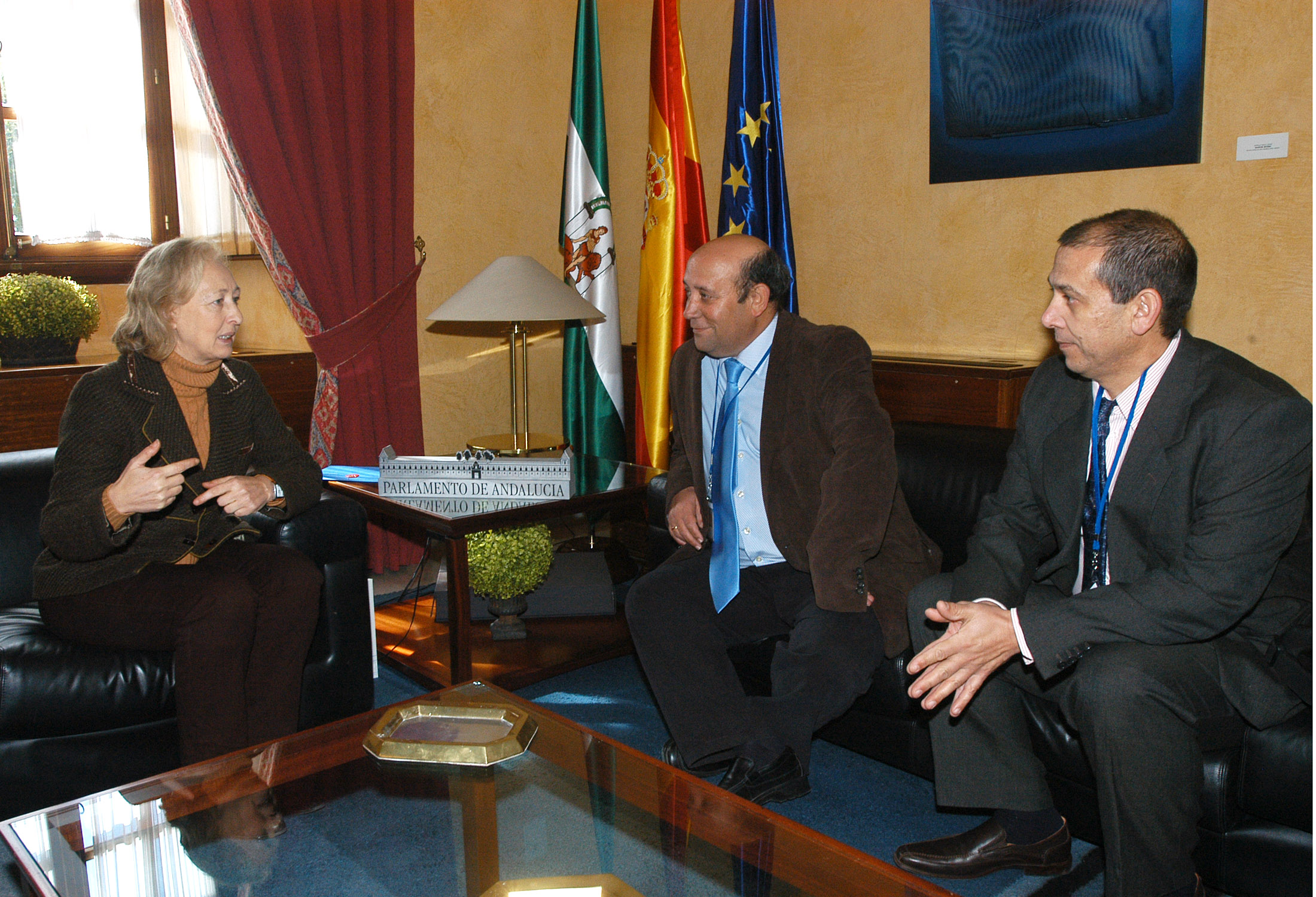 La presidenta del Parlamento, Fuensanta Coves, conversa con los representantes de la Uni�n de Radioaficionados de Andaluc�a en el S�l�n de Protocolo