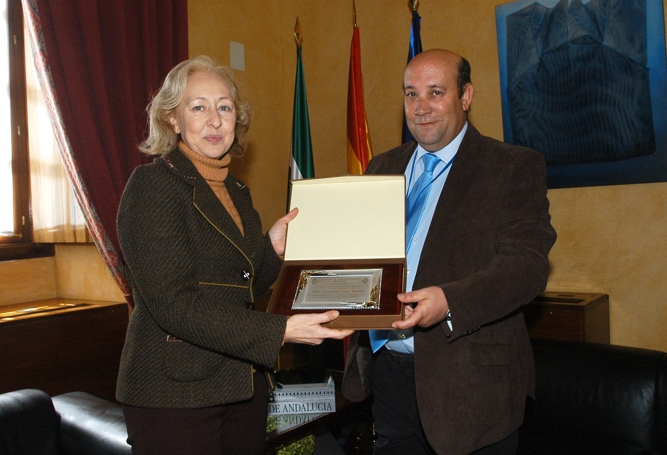 Coves recibe una placa de la Uni�n de Radioaficionados de Sevilla