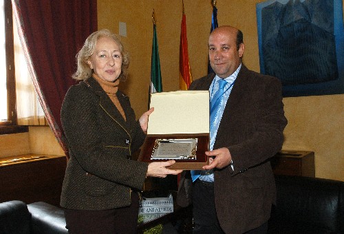 Coves recibe una placa de la Uni�n de Radioaficionados de Sevilla