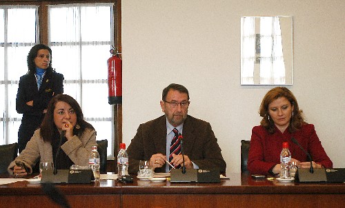 Antonia Moro y Manuel Gracia, del Grupo Socialista, con la secretaria de Relaciones con el Parlamento de la Junta, Elia Maldonado