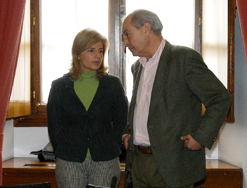 Esperanza O�a y Jorge Ramos, del Grupo Popular, conversan antes de la reuni�n de la Junta de Portavoces