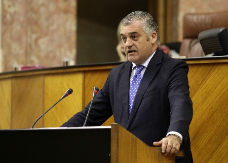 Javier Carnero, consejero de Empleo, Empresa y Comercio, responde a la interpelacin del Grupo IULV-CA