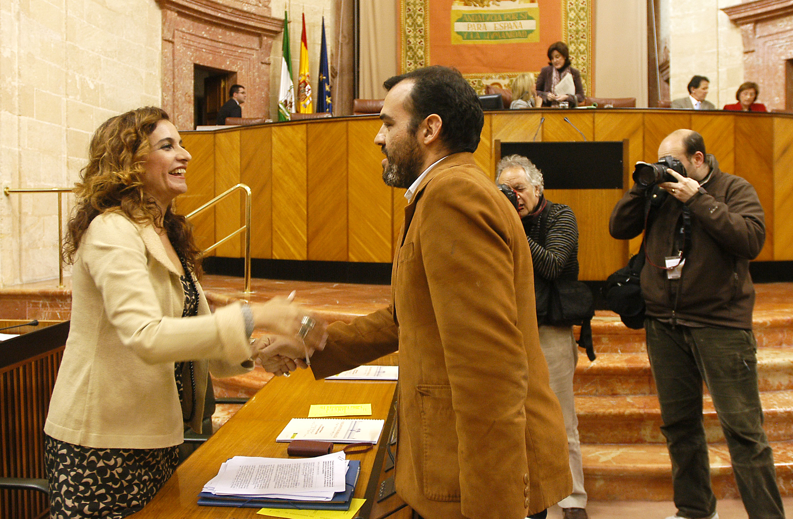 Jos� Manuel Mariscal, de IU LV-CA, saluda a la consejera de Salud al inicio de la sesi�n