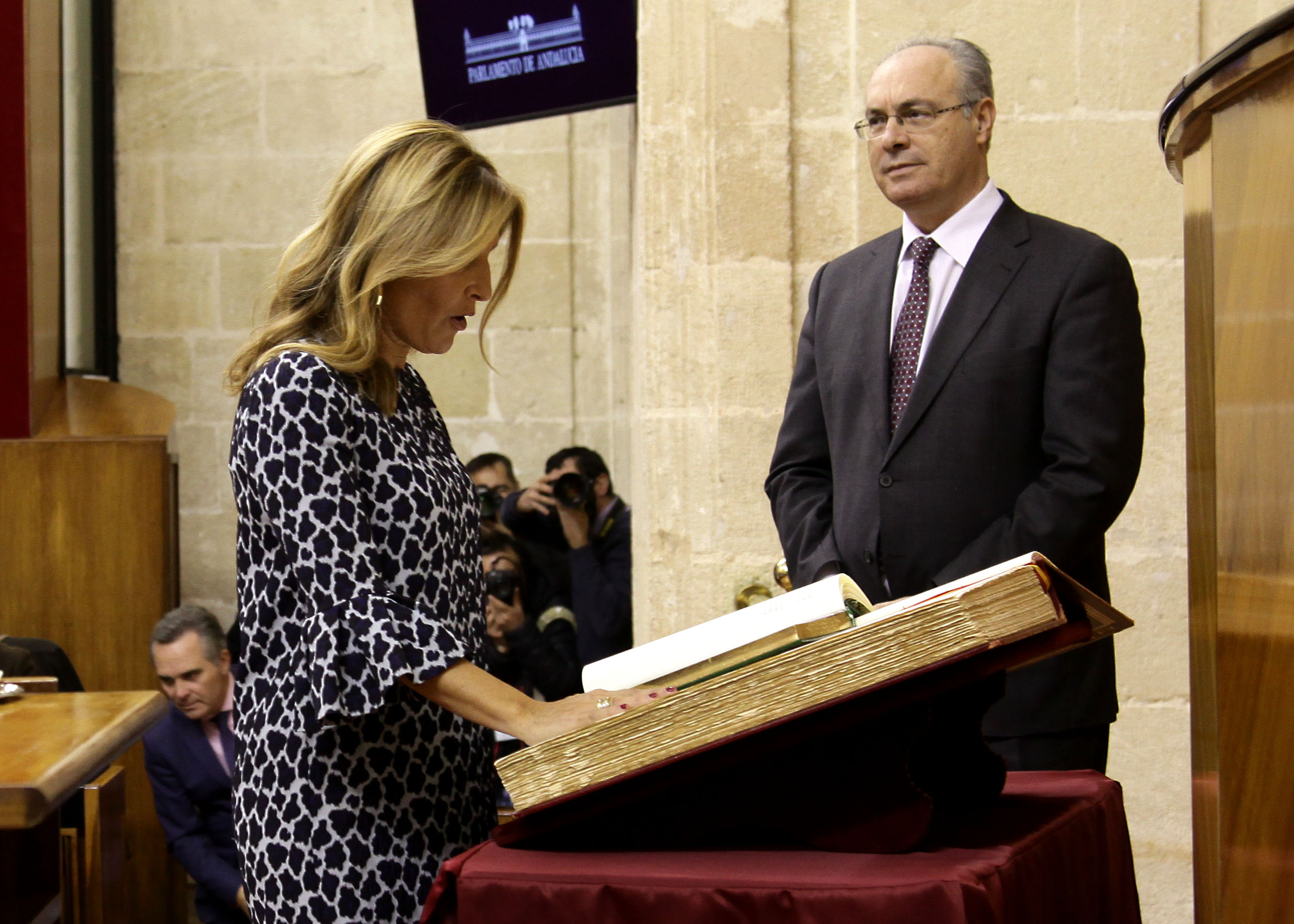 Eva Martn promete como diputada ante la Constitucin y el Estatuto de Autonoma en presencia del presidente del Parlamento
