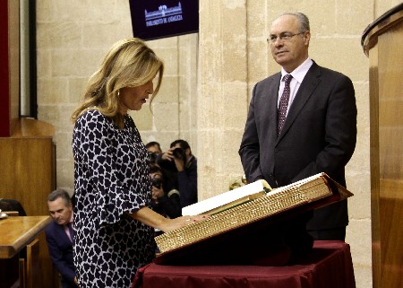 Eva Martín promete como diputada ante la Constitución y el Estatuto de Autonomía en presencia del presidente del Parlamento