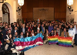 La presidenta de la Junta de Andalucía y diputados de los cinco grupos parlamentarios, con miembros del colectivo LGTBI tras la aprobación de la ley
