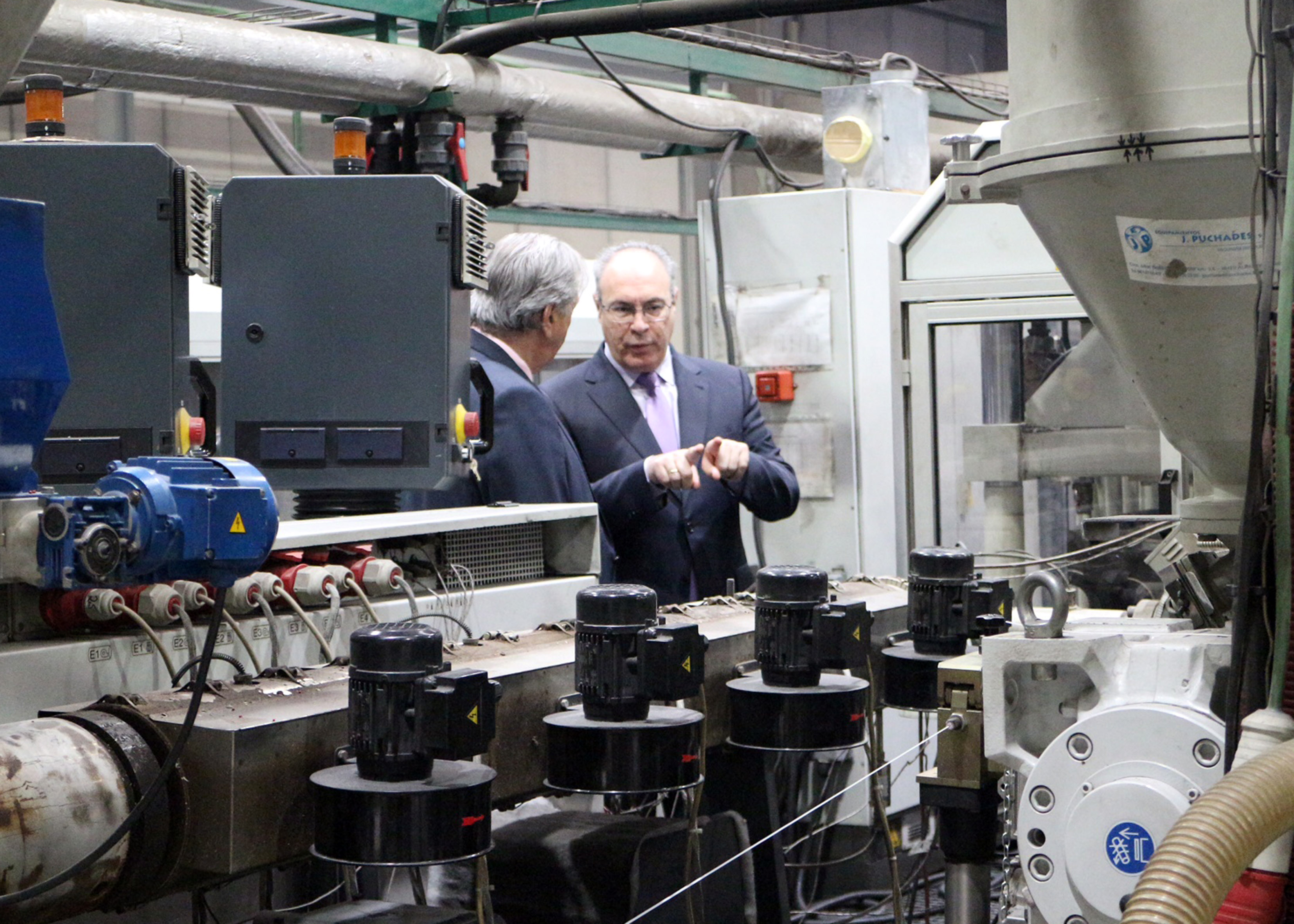 El presidente del Parlamento, Juan Pablo Durán, durante su visita a la empresa de fabricación de sistemas de tubos Tupersa, en Cabra