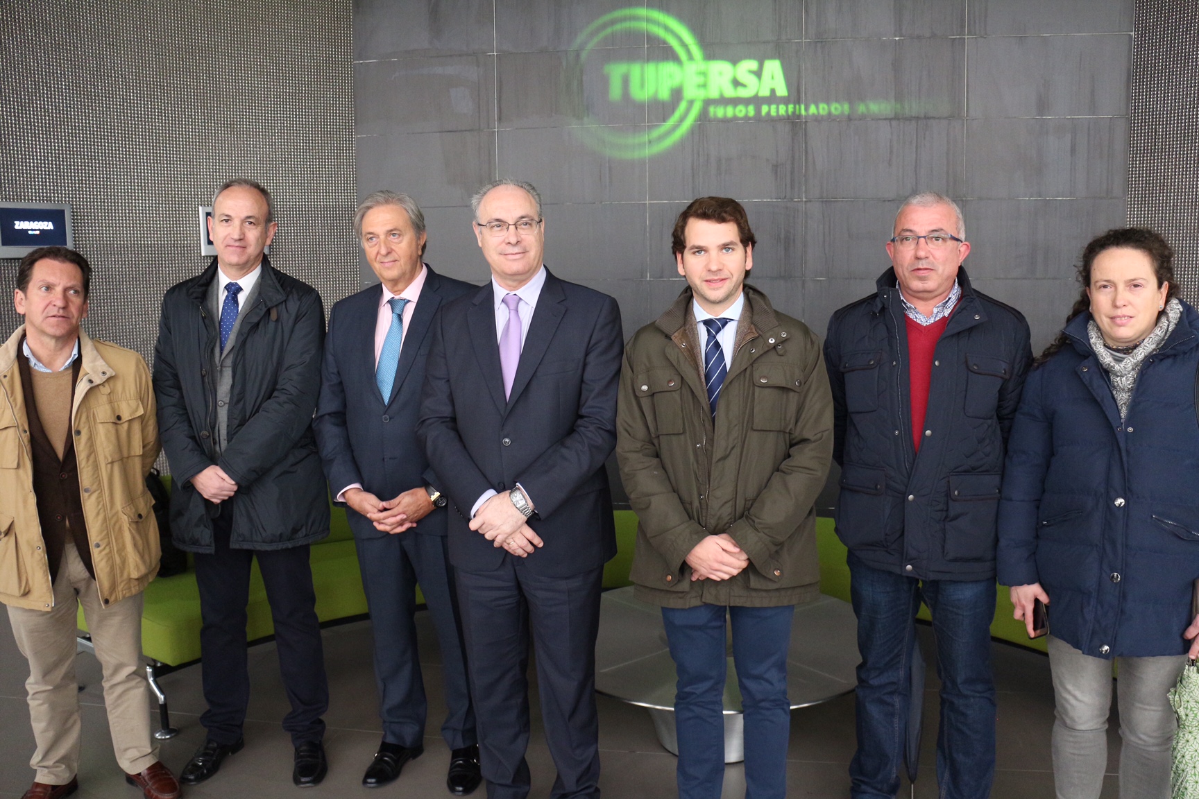 El presidente del Parlamento posa con los responsables de la empresa Tupersa