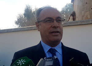 El presidente del Parlamento, Juan Pablo Dur�n, atiende a los medios de comunicaci�n en C�rdoba tras visitar la empresa Injupisa