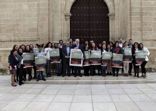 Juan Pablo Durn junto a los representantes de la Fundacin Secretariado Gitano y asistentes al acto de presentacin de la campaa "Partir de Cero"