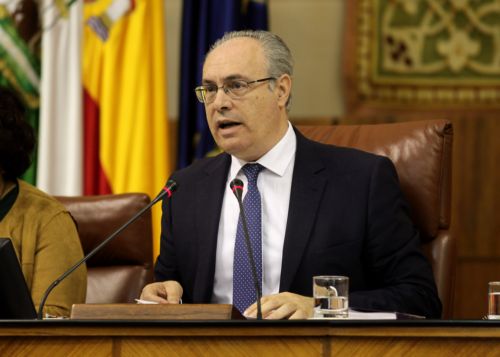 El presidente del Parlamento de Andaluc�a, Juan Pablo Dur�n, procede a la lectura ante el Pleno de la Declaraci�n Institucional de solidaridad y apoyo a los tres bomberos sevillanos Manuel Blanco, Jos� Enrique Rodr�guez y Julio Latorre de la ONG PROEMAID 