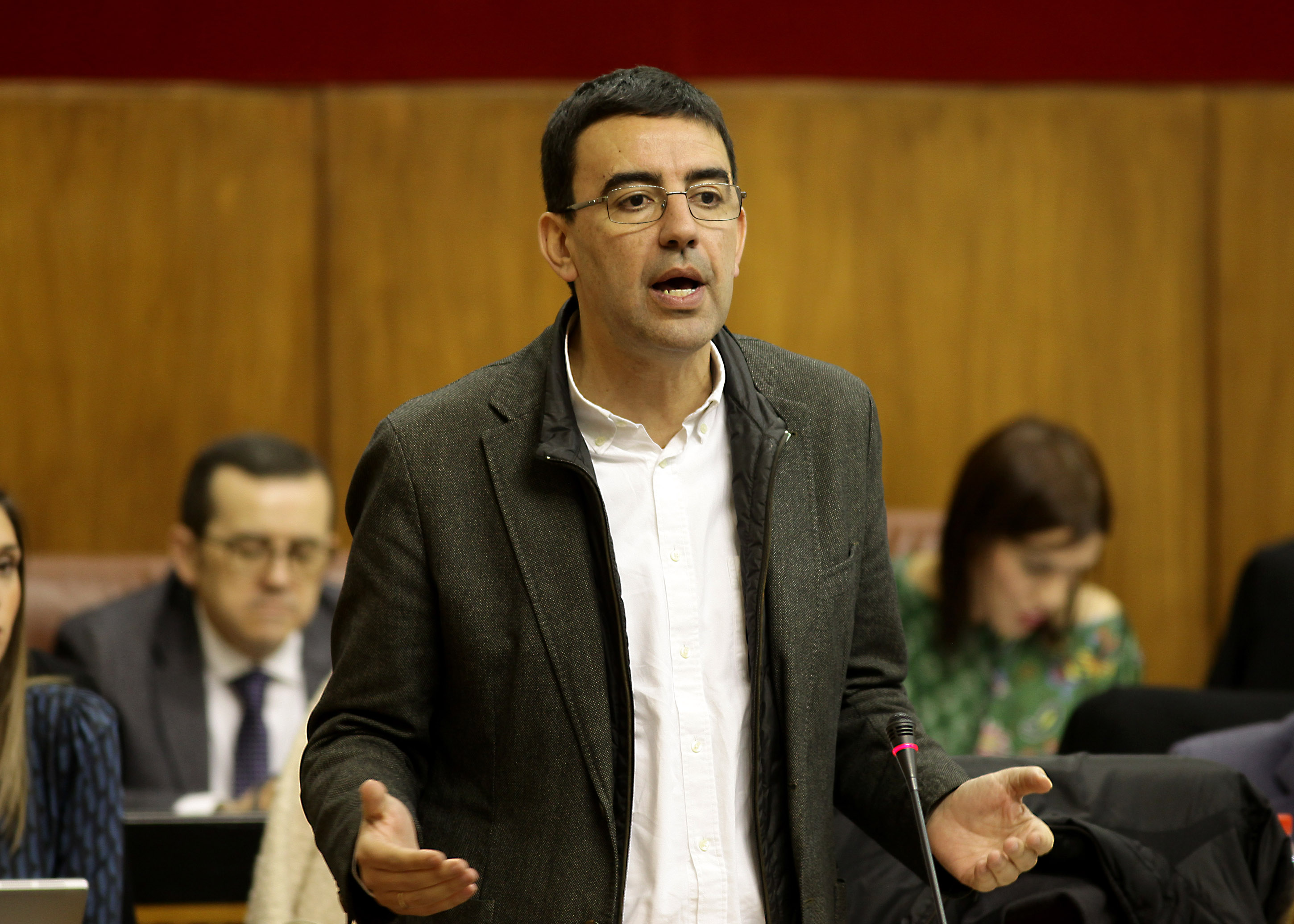 Mario Jim�nez, presidente y portavoz del Grupo Socialista formula su pregunta en la sesi�n de control