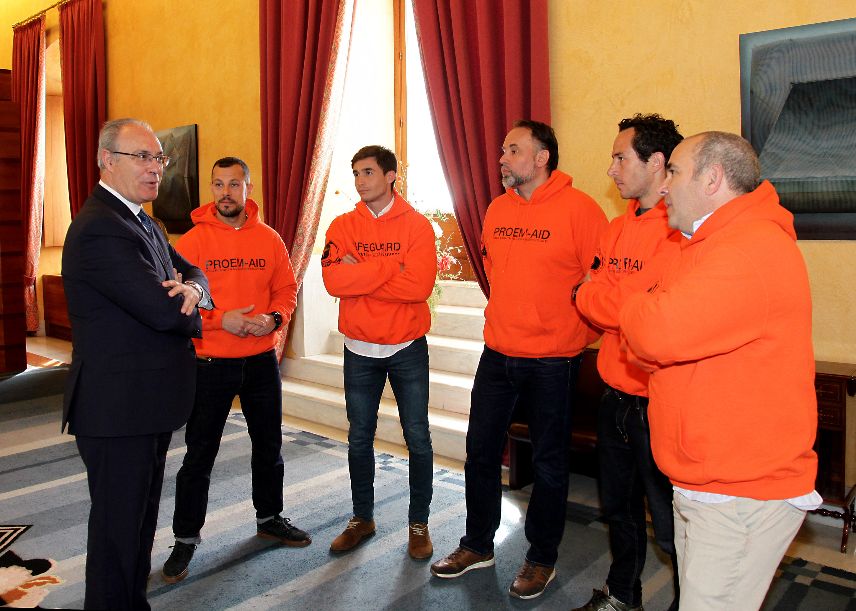 El presidente del Parlamento, Juan Pablo Dur�n, conversa en el Sal�n de Protocolo con los voluntarios de la ONG PROEMAID, que asistieron al Pleno como invitados