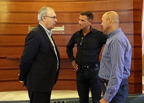  El presidente del Parlamento, Juan Pablo Durn, saluda a Jos Luis Rojano y Federico Calzado, presidente y director general de WUG Functional Gums S.L. 
