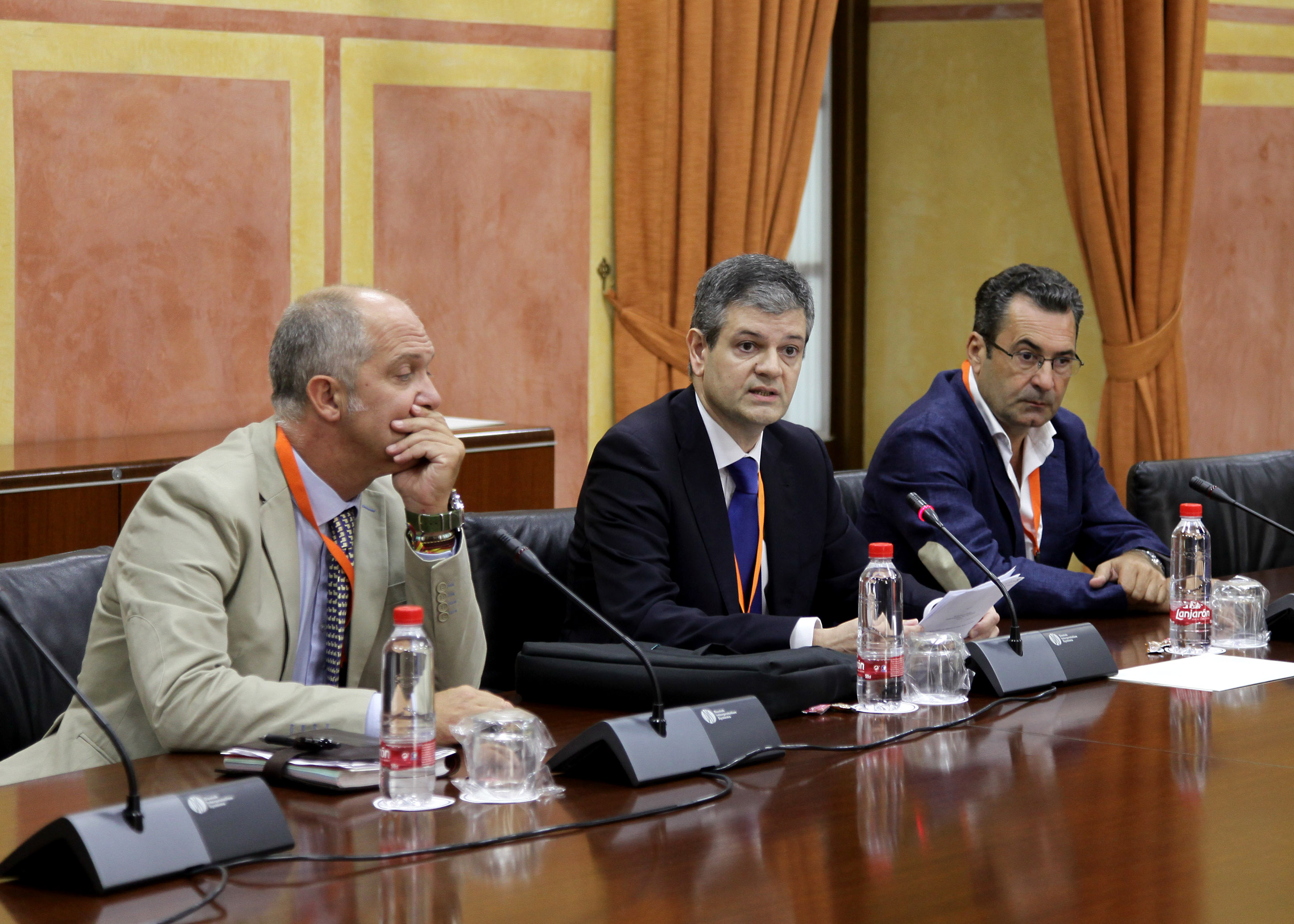  Miembros de la Asociacin Regional Andaluza de Productores de Ganado Porcino y de la Dehesa Espaola (ARAPORC), ante la comisin