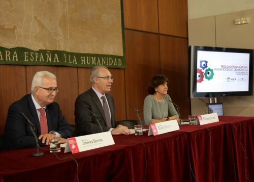 El presidente del Parlamento de Andaluca, Juan Pablo Durn, inaugura, junto al vicepresidente y consejero de la Presidencia y Administracin Local de la Junta, Manuel Jimnez Barrios, y la presidenta del Consejo Audiovisual de Andaluca, Emelina Fernndez, las Jornadas 'Regulacin audiovisual en una sociedad democrtica'. 