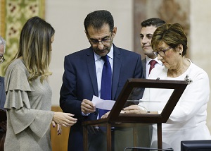  Los miembros de la Mesa de Edad y el letrado mayor del Parlamento recuentan votos para la eleccin de la Presidencia