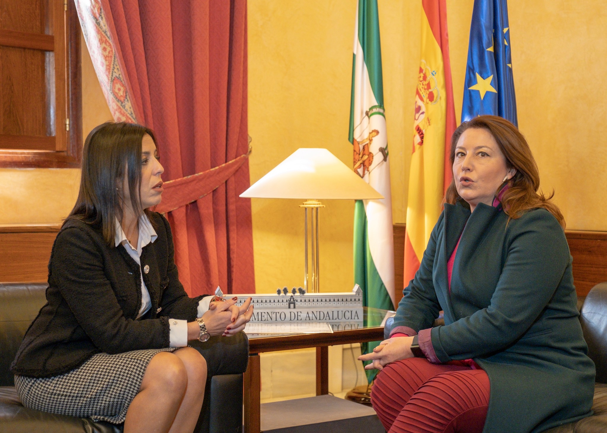  Marta Bosquet, presidenta del Parlamento, junto a Carmen Crespo, portavoz del Grupo parlamentario Popular, en la ronda de consultas para proponer un candidato a la presidencia de la Junta de Andaluca