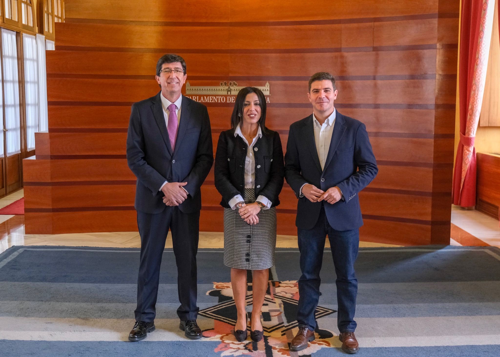  La presidenta del Parlamento, con los representantes del Ciudadanos