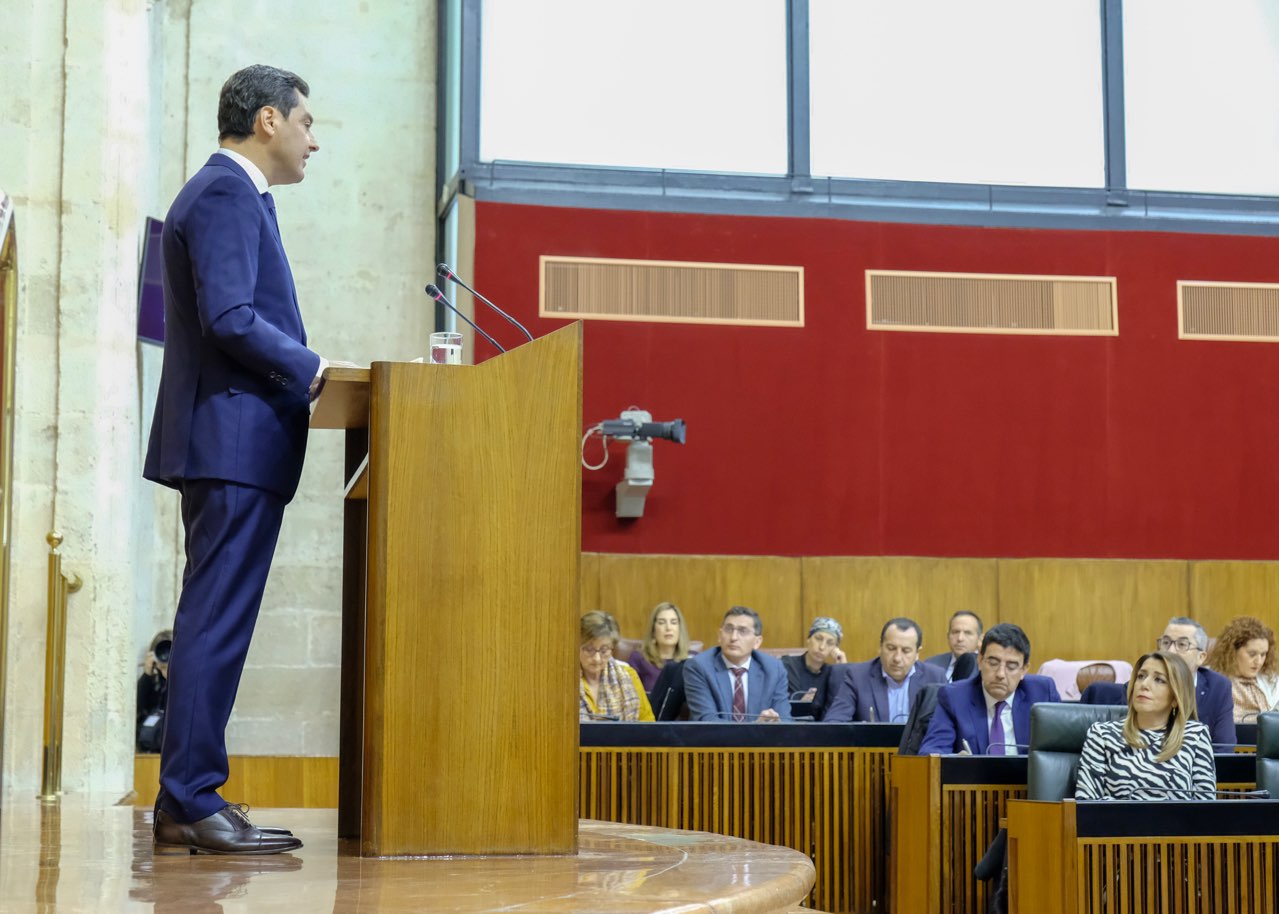  La presidenta de la Junta de Andaluca en funciones, Susana Daz, escucha el discurso de investidura de Juan Manuel Moreno