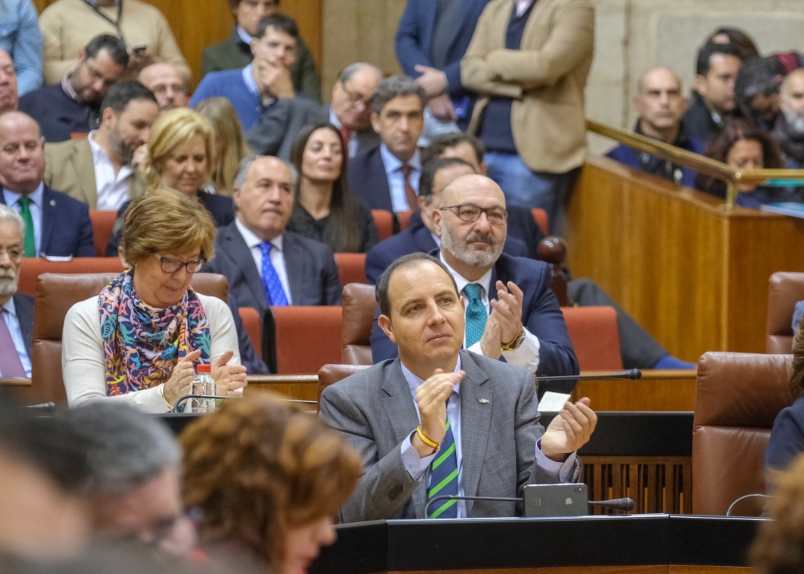  Diputados del Grupo parlamentario Vox aplauden la intervencin de su portavoz