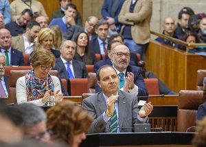  Diputados del Grupo parlamentario Vox aplauden la intervencin de su portavoz