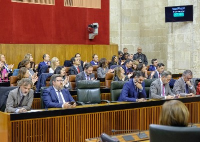  La bancada del Grupo Popular aplaude durante la intervencin de su portavoz