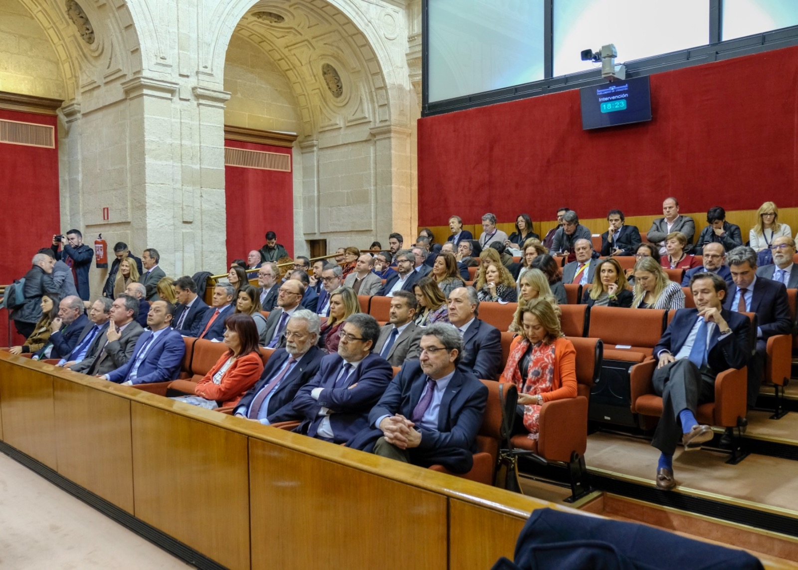  La tribuna de autoridades e invitados, en un momento del debate de investidura