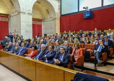  La tribuna de autoridades e invitados, en un momento del debate de investidura