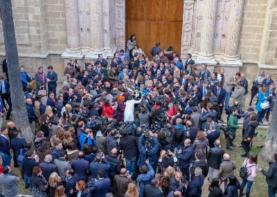  Juan Manuel Moreno atiende a los medios de comunicacin a la salida del Saln de Plenos