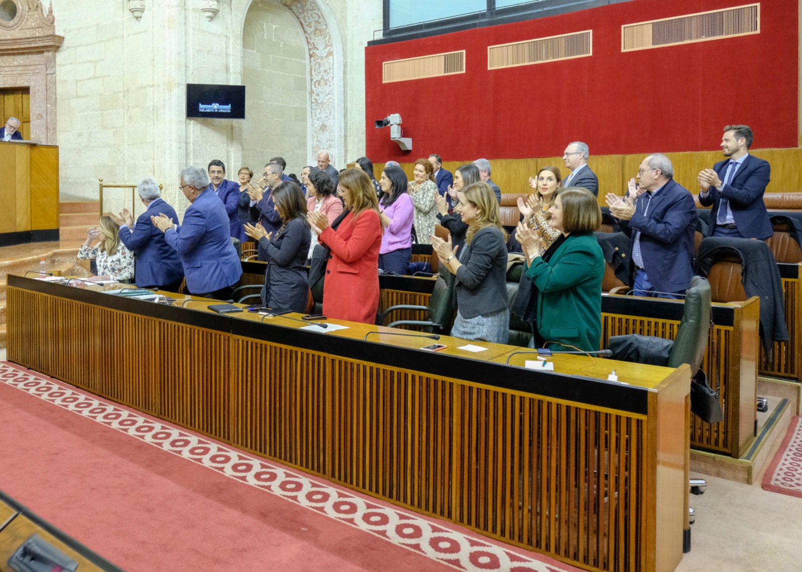  La bancada del Grupo Socialista aplaude a Susana Daz tras una de sus intervenciones en el debate