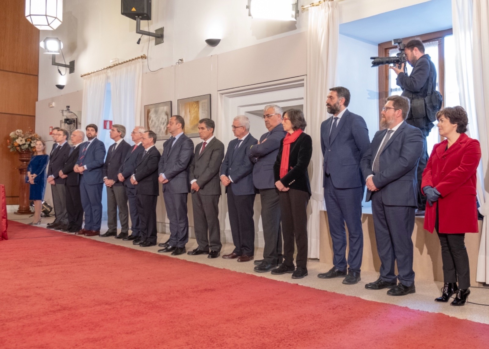 Autoridades nacionales y autonmicas y miembros del Consejo de Gobierno en funciones, durante el acto 