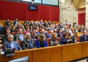  Los nuevos senadores en representacin de la Comunidad Autnoma asisten al Pleno desde la tribuna de autoridades y pblico