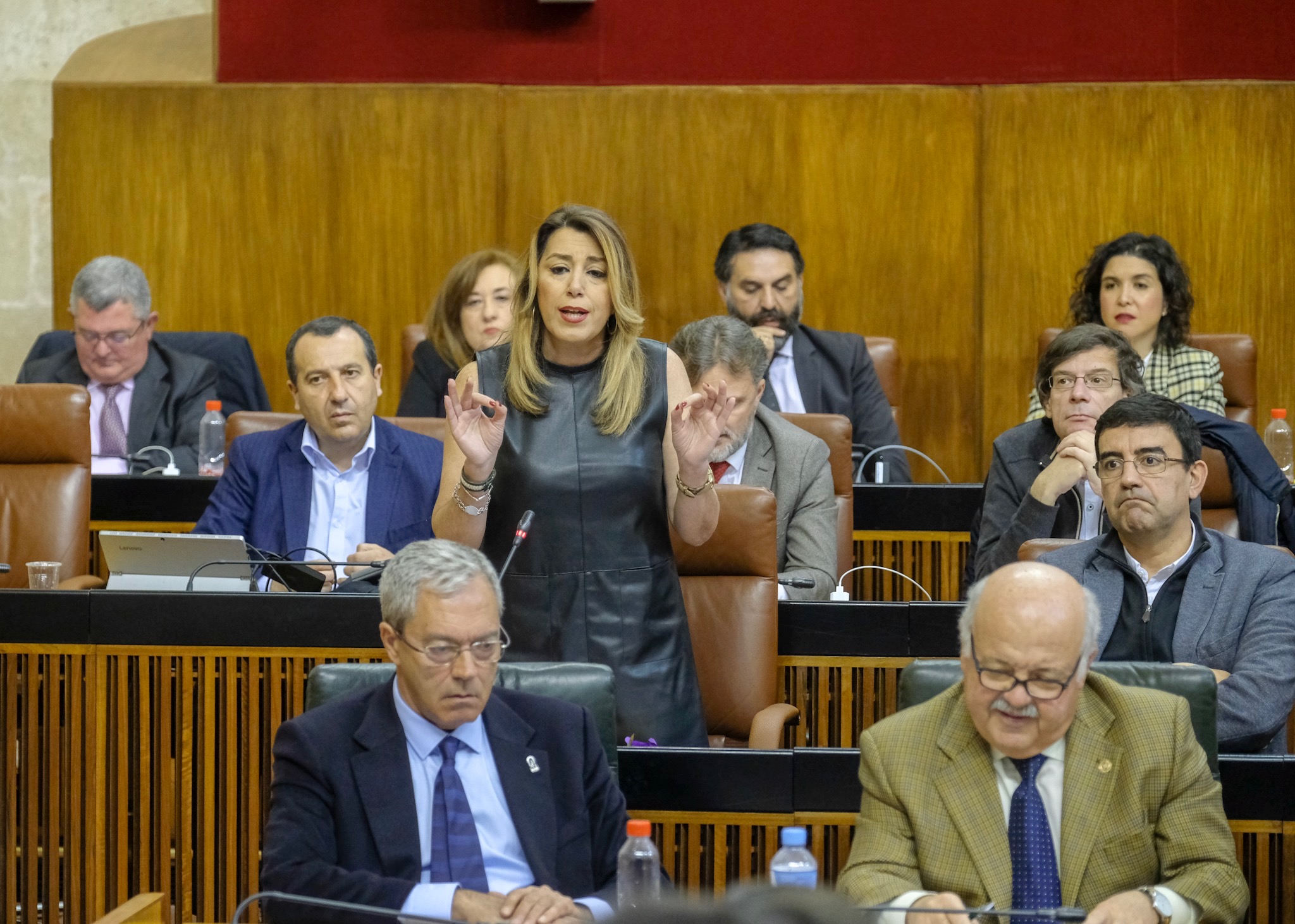  La presidenta del Grupo Socialista, Susana D�az, se dirige al presidente de la Junta de Andaluc�a en la sesi�n de control
