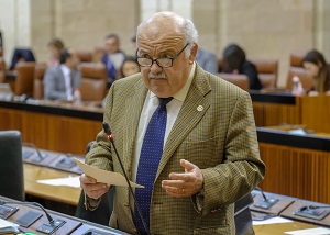  El consejero de Salud, Jes�s Aguirre, responde a una pregunta sobre listas de espera