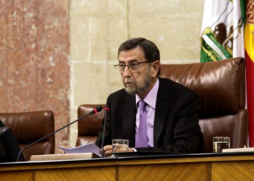 Manuel Gracia da lectura a la Declaración Institucional de apoyo al sitio de Antequera como Patrimonio de la Humanidad ante el Pleno de la Cámara
