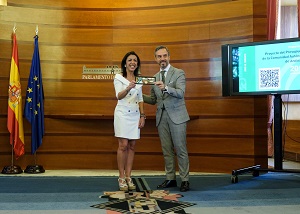   La presidenta del Parlamento, Marta Bosquet, recibe el proyecto de ley de Presupuestos de la Junta de Andaluca para 2019 de manos del consejero de Hacienda, Juan Bravo