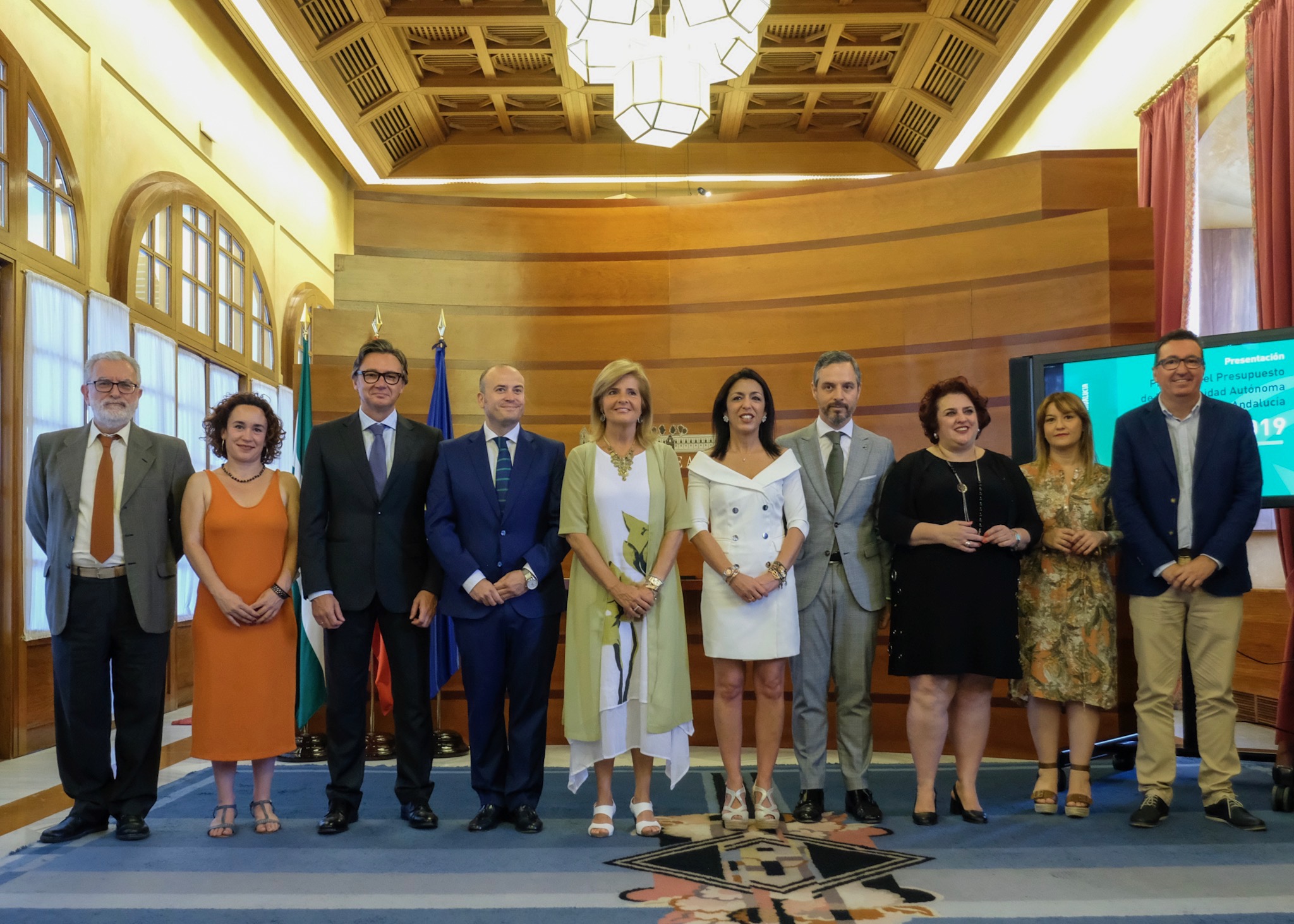     La Mesa del Parlamento de Andaluca, con el consejero de Hacienda